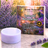 Grow Natural lavendel balsamkaka för mjukt, glansigt och följsamt hår – med lavendelblommor i bakgrunden.
