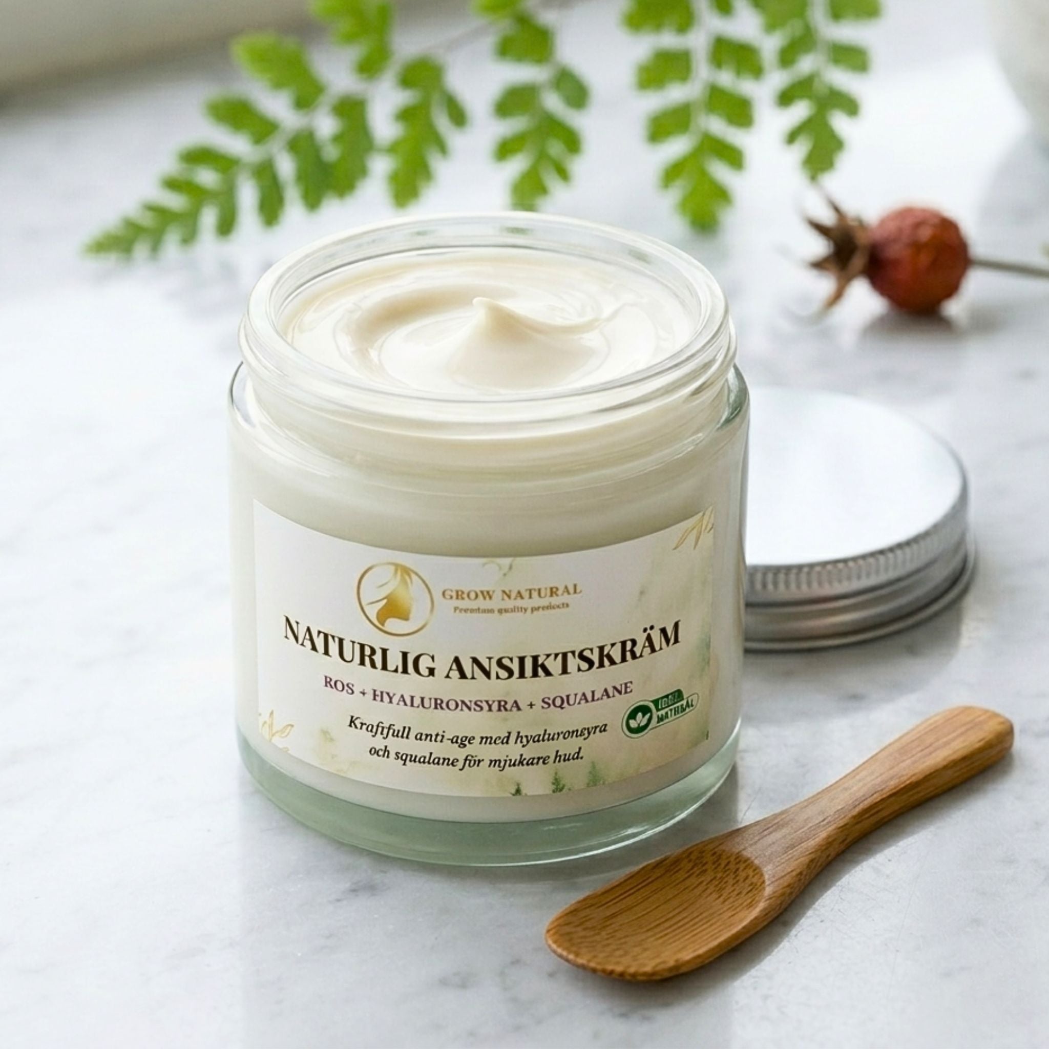 Naturlig ansiktskräm med hyaluronsyra och squalane från Grow Natural – återfuktande anti-age kräm i glasburk med bambuspatel